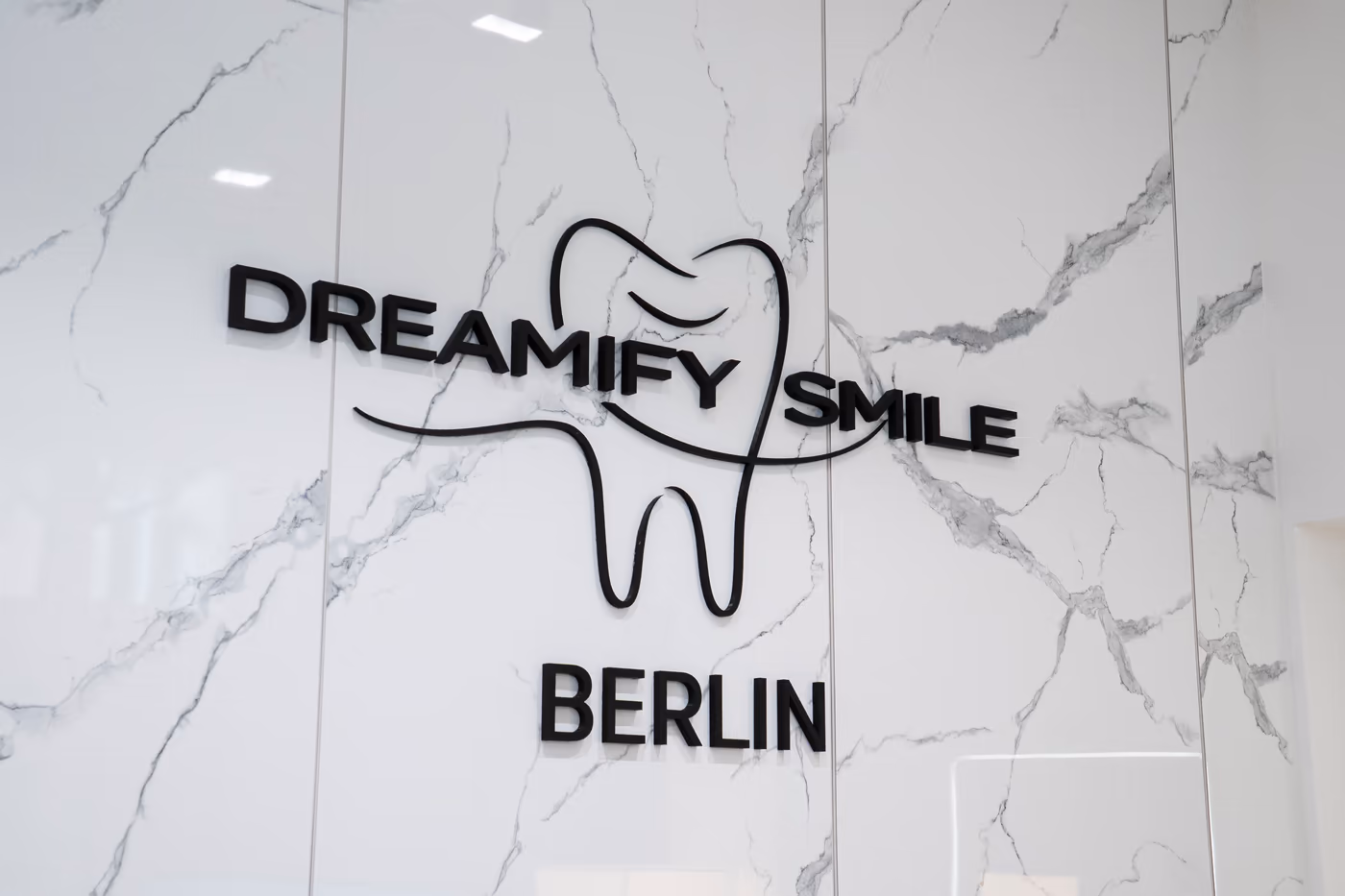 Dreamify Smile Berlin — Die Marmorwand im Behandlungsbereich